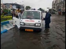 কৈখালিতে জমা জলে আটকে পড়ল অ্যাম্বুলেন্স, অসুস্থ শরীরে রোগী হেঁটে উঠলেন অটোয়