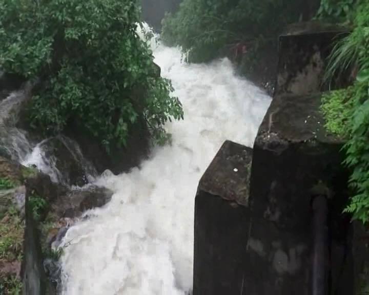 আমদাবাদ থেকে ২২৬ কিলোমিটার দূরে মোরবি জেলায় বাঁধ থেকে জল ছাড়ার ফলে নদীর জল বিপদসীমার উপর দিয়ে বইছে