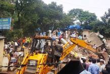 মুম্বইতে ভেঙে পড়ল বহুতল, মৃত ৮, ধ্বংসস্তূপে আটক বহু