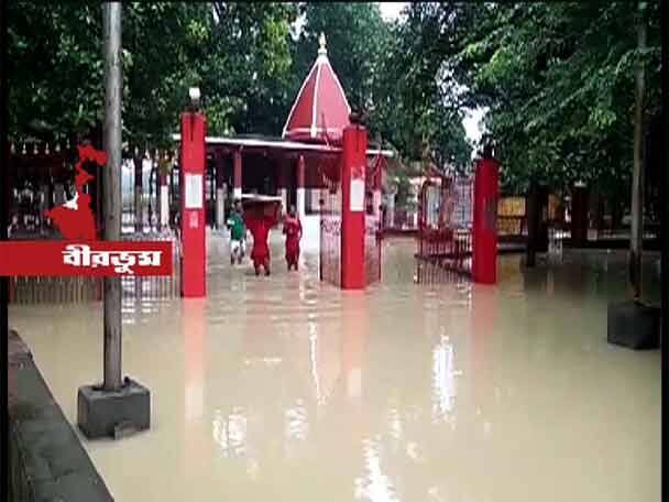 কোপাই, কুয়ে, বক্রেশ্বর, শালের মতো ছোট ছোট নদীগুলির জল গ্রামে ঢোকায় প্লাবিত বীরভূমের একাধিক গ্রাম। 