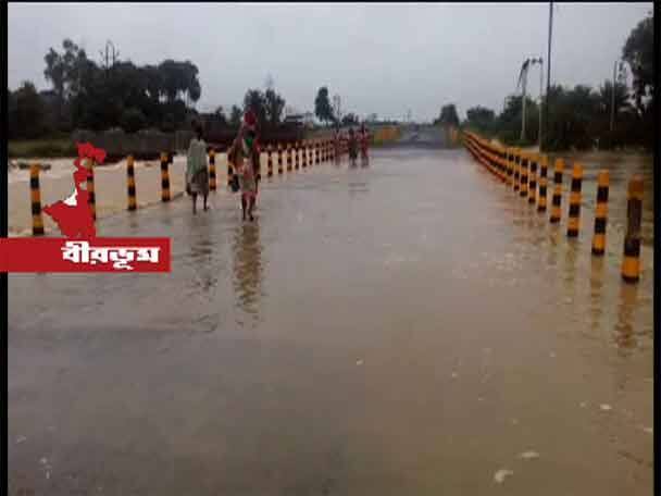 নদীবক্ষ থেকে বেপরোয়া বালি তোলার কারণেই এমন পরিস্থিতি অভিযোগ স্থানীয়দের। 