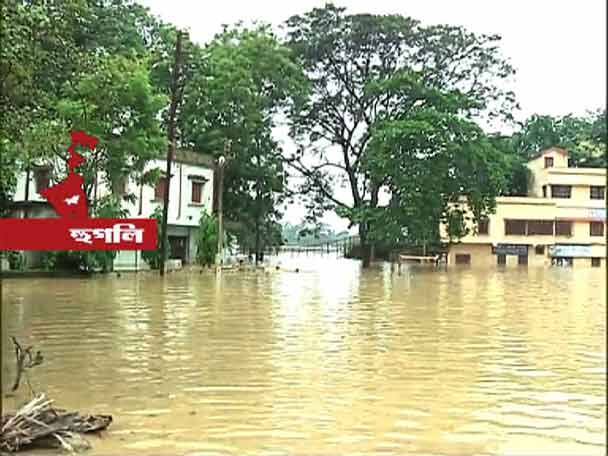 বাঁধ ভেঙে দ্বারকেশ্বর ও রূপনারায়ণের জলে ভাসল হুগলির বিস্তীর্ণ এলাকা।