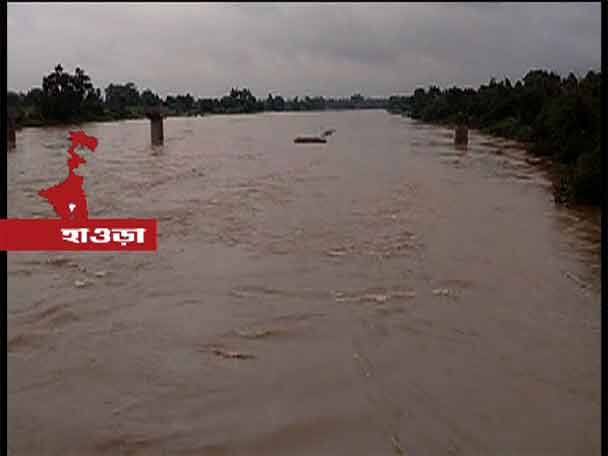 দামোদরের জল হু হু করে ঢোকায় প্লাবিত হাওড়ার উদয়নারায়ণপুরের বিভিন্ন গ্রামে। 