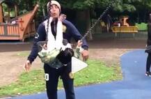 দেখুন: মেয়েকে দোলনায় দোলাতে গিয়ে ‘বিপত্তি’র মুখে পড়লেন অক্ষয়