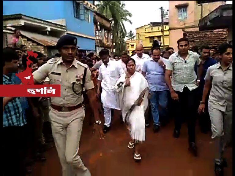 Cm Mamata Banerjee Visits Flood Hit Areas Of Howrah Promised To Remain Beside Affected People 'ম্যান মেড', সরেজমিনে বন্যা পরিস্থিতি মূল্যায়নে গিয়ে মন্তব্য মুখ্যমন্ত্রী মমতা বন্দ্যোপাধ্যায়ের
