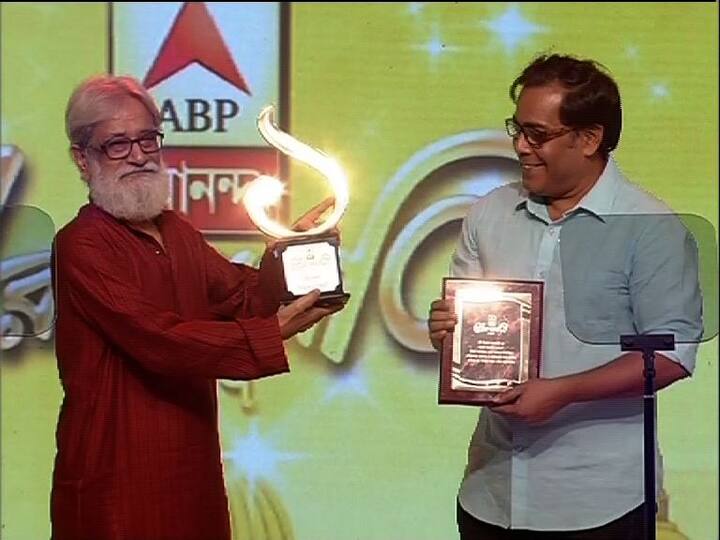 নাট্যকলায় এবারের সেরা বাঙালি বিভাস চক্রবর্তী। তাঁকে সম্মানিত করেন দেবশঙ্কর হালদার 