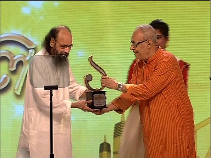 সাহিত্যে এবারের সেরা বাঙালি জয় গোস্বামী। তাঁর হাতে সম্মান তুলে দেন শীর্ষেন্দু মুখোপাধ্যায়