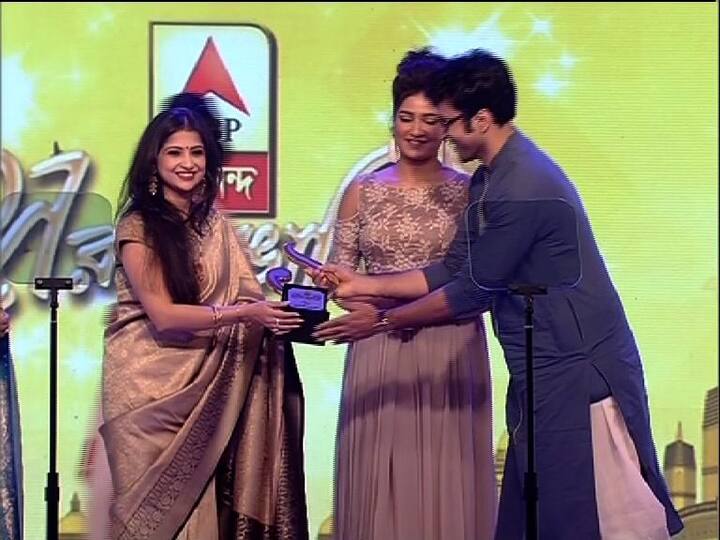 সঙ্গীতে এবারের সেরা বাঙালি কৌশিকী চক্রবর্তী। তাঁর হাতে সম্মান তুলে দেন আবির চট্টোপাধ্যায় ও শুভশ্রী 