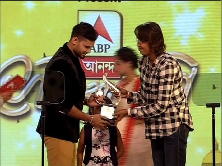 ক্রীড়াক্ষেত্রে এবারের সেরা বাঙালি মাশরাফি মোর্তাজা। তাঁকে সম্মানিত করেন ঝুলন গোস্বামী