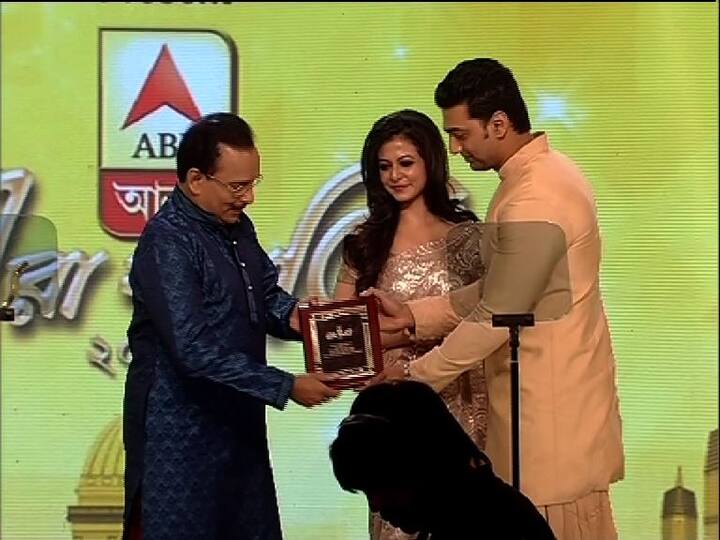 বিনোদনে সেরা বাঙালি ২০১৭ পি সি সরকার (জুনিয়র)। তাঁকে সম্মানিত করেন দেব ও কোয়েল