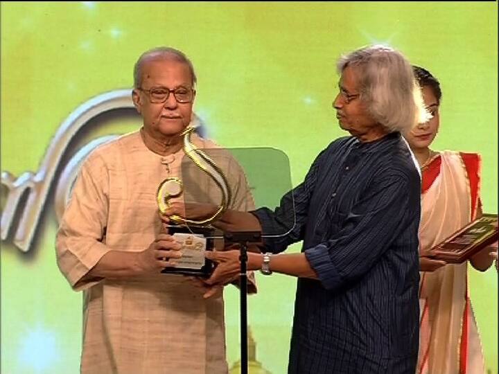 এবার শিল্পকলায় সেরা বাঙালির সম্মান প্রদান করা হল রামানন্দ বন্দ্যোপাধ্যায়কে। তাঁকে সম্মান জানান যোগেন চৌধুরী