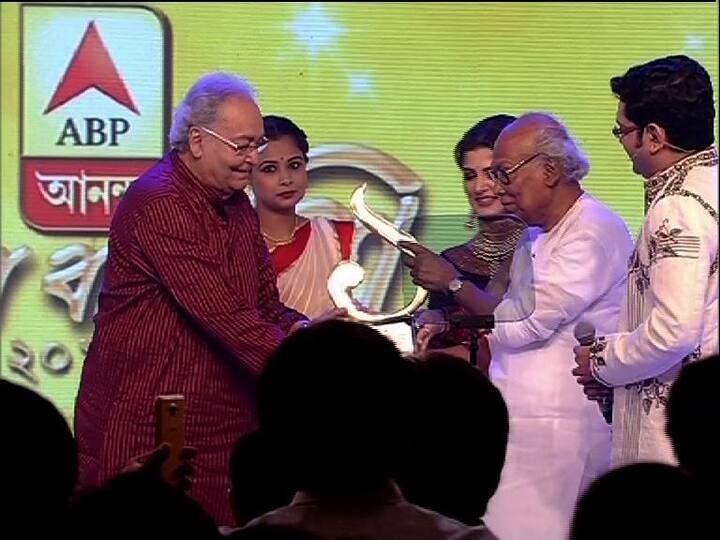 সেরার সেরা সৌমিত্র চট্টোপাধ্যায়। তাঁকে সম্মানিত করেন শঙ্খ ঘোষ