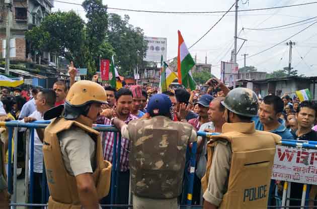 পুলিশ-মোর্চা সংঘর্ষে রণক্ষেত্র আলিপুরদুয়ার, ইট-পাথর ছুঁড়ল বিক্ষোভকারীরা, পাল্টা জলকামান-কাঁদানে গ্যাস