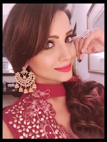 সিম্পল অথচ সাহসী পোশাকে সহজাত আদা খান...