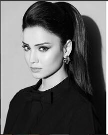 সিম্পল অথচ সাহসী পোশাকে সহজাত আদা খান...