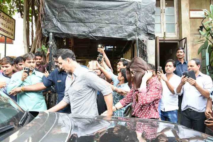 রবিবার স্ত্রী টুইঙ্কলের সঙ্গে একটি কাফেতে লাঞ্চ সারলেন অক্ষয় কুমার।