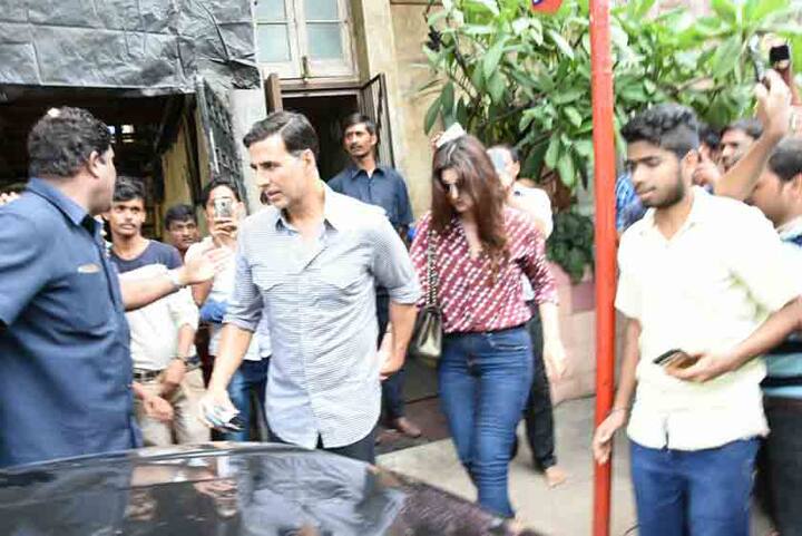 এখন তিনি ব্যস্ত টয়লেট: এক প্রেম কথার প্রমোশনে। 