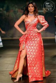 বেনারসীতো শাড়ি হিসেবে পরেছেন, এক কাঁধখোলা গাউন বানিয়ে পরলে কেমন লাগে দেখুন