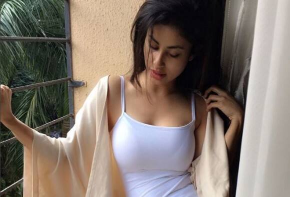 Trolled for her off-shoulder gown, Mouni Roy silences everyone with a post অফ-শোল্ডার গাউন পরায় সোশ্যাল মিডিয়ায় ট্রোলড, যোগ্য জবাব দিলেন মৌনি রায়