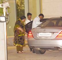 স্বামী-শাশুড়ির সঙ্গে ডিনারে রানি মুখোপাধ্যায়