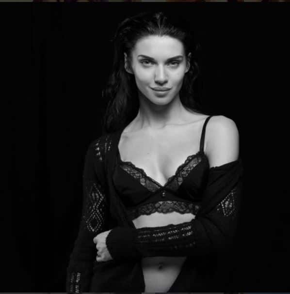 খুব শীঘ্রই তাঁকে অক্ষয় কুমারের গোল্ড সিনেমায় দেখা যাবে। ওই সিনেমাতে অক্ষয়ের বিপরীতে রয়ে গিয়েছেন মৌনী রায়। 