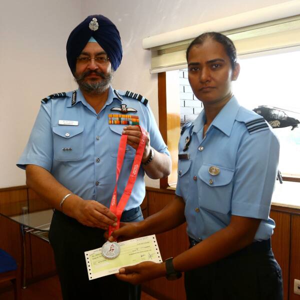 ২০১২ সালের জুন মাসে তাঁকে এয়ার ট্রাফিক কন্ট্রোল অফিসার পদে তাঁকে কমিশনড করা হয়। তিনিই বায়ুসেনার প্রথম মহিলা অফিসার যিনি ভারতীয় ক্রিকেট দলকে প্রতিনিধিত্ব করেন।