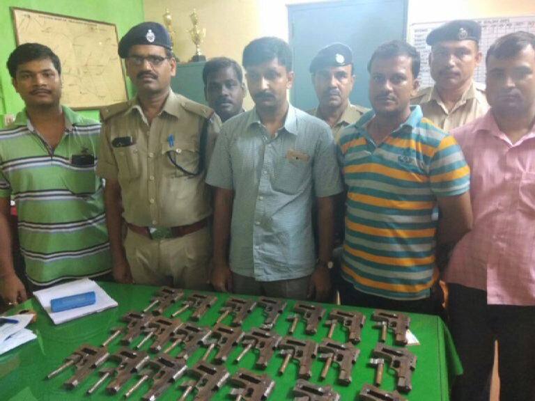 Arms And Ammunition Recovered From Down Namkhana Local শিয়ালদা দক্ষিণ শাখার ডাউন নামখানা লোকাল থেকে উদ্ধার আগ্নেয়াস্ত্র