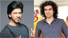 শাহরুখের গায়ে হামলে পড়ল নেশায় চুর এক যুবতী!