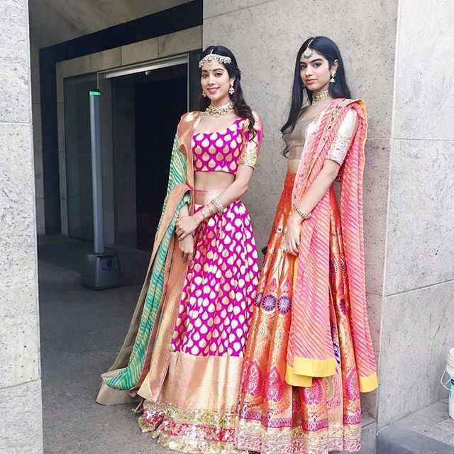খুশি বয়সে ছোট কিন্তু দিদির থেকে লম্বা। 