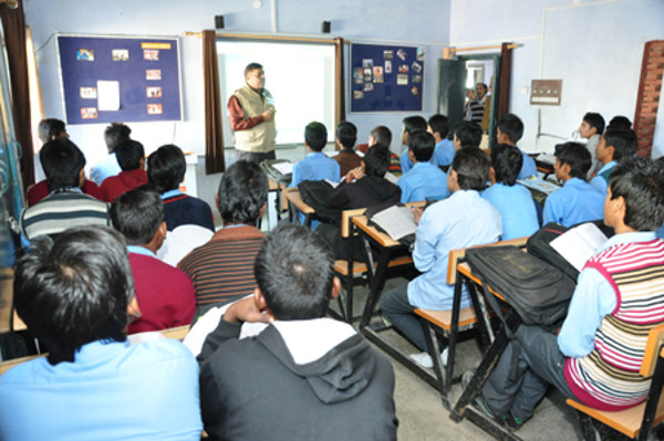 সরকারি স্কুলের শিক্ষকরা ক্লাসে রাখতে পারবেন না মোবাইল ফোন, নির্দেশিকা হরিয়ানা প্রশাসনের