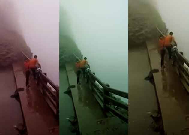 Maharashtra Two Drunk Men Fall Into 2000 Feet Deep Gorge Friends Film Incident মদ্যপ অবস্থায় দু হাজার ফুট গভীর খাদে পড়ে মৃত্যু দুই যুবকের, ভিডিও ভাইরাল