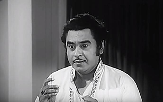 বলিউডের দাদামণি, অশোক কুমার কিশোর কুমারের দাদা। তারপর এক দিদি, তারপর মেজদা অনুপ কুমার। অনুপ যখন বলিউডের প্রতিষ্ঠিত অভিনেতা, তখন কিশোর ছোট। 