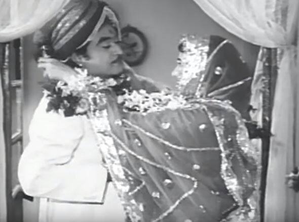 ১৯৭৬-এ তিনি বিয়ে করেন অভিনেত্রী যোগিতা বালীকে। ২ বছর পর তাঁকে ডিভোর্স দিয়ে যোগিতা বিয়ে করেন মিঠুন চক্রবর্তীকে। ১৯৮০-তে তিনি বিয়ে করেন লীনা চন্দ্রভারকরকে। তাঁদের ২ সন্তান। 