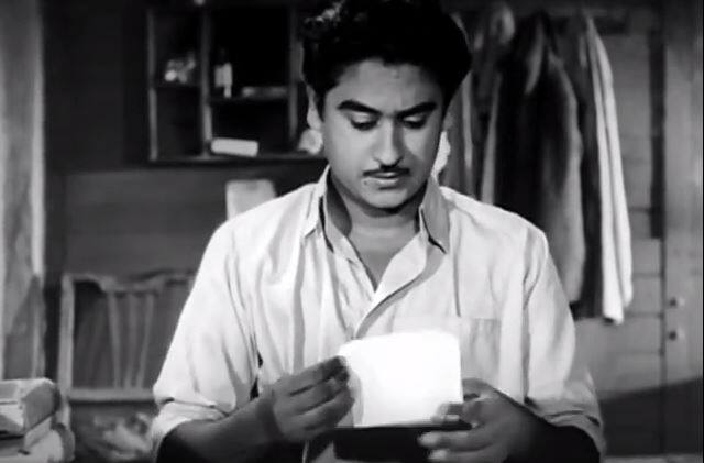 রাজেশ খান্নার লিপে কিশোরের গলা দারুণ জনপ্রিয় ছিল। রাজেশ ছবি নির্মাতাদের বলতেন, তাঁর লিপে কিশোরকে দিয়ে গান গাওয়াতে। কিশোরের মৃত্যুর পর তিনি বলেন, আমার কণ্ঠ চলে গেল। রাজেশের লিপে তিনি গেয়েছেন, মেরে সপনো কি রানি, ম্যায়নে তেরে লিয়ে হি সাত রঙ্গ কে সপনো চুনে, আচ্ছা তো হাম চলতে হ্যায়ের মত অসংখ্য কালজয়ী গান। 