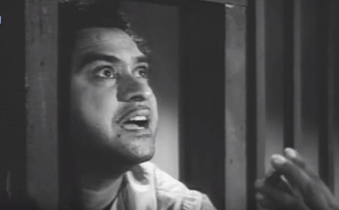 প্লে ব্যাক সিঙ্গার হিসেবে ৮ বার ফিল্মফেয়ার পেয়েছেন কিশোর, যা এক রেকর্ড। প্রথমটি পান ১৯৬৯ সালে আরাধনা ছবিতে, রূপ তেরা মস্তানা গানের জন্য। শেষবার পান ১৯৮৫-তে সাগর ছবির সাগর কিনারে দিল ইয়ে পুকারে গানটি গেয়ে।