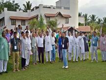 আনন্দের রিসর্টে রাখা হয়েছে কর্নাটক থেকে গুজরাতে ফেরা কংগ্রেস বিধায়কদের