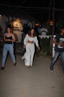 দেখুন, নৈশভোজ সেরে ফেরার সময় ক্যামেরাবন্দি ইলিয়ানা ডি’ক্রুজ