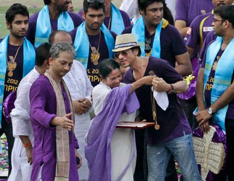 ২০১২ ও ২০১৪ সালে আইপিএল চ্যাম্পিয়ন হয়েছে কেকেআর। দু বারই শাহরুখ সহ গোটা দলকে সংবর্ধিত করেছেন মমতা 