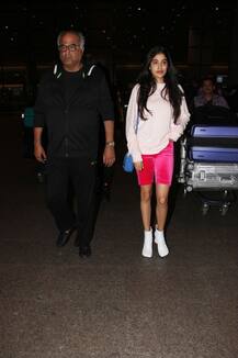  মার্কিন মুলুক থেকে সপরিবারে মুম্বই ফিরলেন শ্রীদেবী, বিমানবন্দরে মধ্যমণি গোলাপী শর্টসে জাহ্নবী