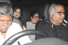  মার্কিন মুলুক থেকে সপরিবারে মুম্বই ফিরলেন শ্রীদেবী, বিমানবন্দরে মধ্যমণি গোলাপী শর্টসে জাহ্নবী