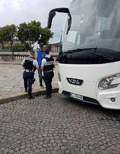 Car Rams Into Soldiers Outside Paris Six Injured প্যারিসে বেপরোয়া গাড়ির ধাক্কা, আহত ৬ সেনা জওয়ান