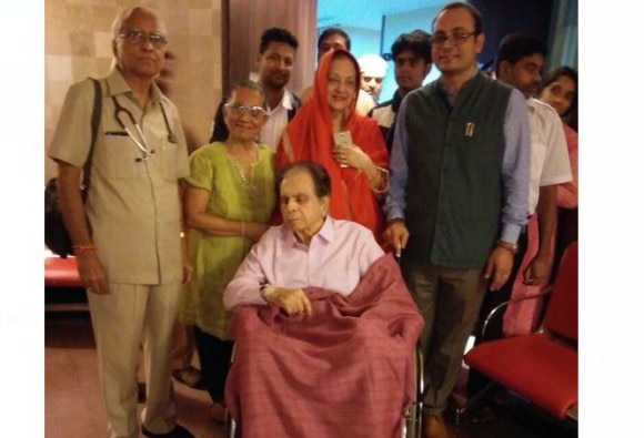 Dilip Kumar Discharged Saira Banu Thanks Fans হাসপাতাল থেকে ছাড়া পেলেন দিলীপ কুমার, অনুরাগীদের ধন্যবাদ জানালেন সায়রা বানু