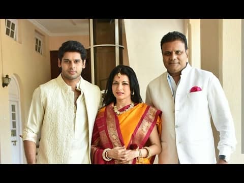 ভাগ্যশ্রীর ছেলে অভিমূন্য ফিন্যান্স নিয়ে পড়াশোনা শেষ করে নিউইয়র্ক ফিল্ম অ্যাকাডেমি এবং দ্য লি স্টারসবার্গ থিয়েটার অ্যান্ড ফিল্ম ইন্সটিটিউট থেকে দুটি কোর্স করেছে