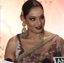 দেখুন শাড়িতে মোহময়ী বিপাশাকে