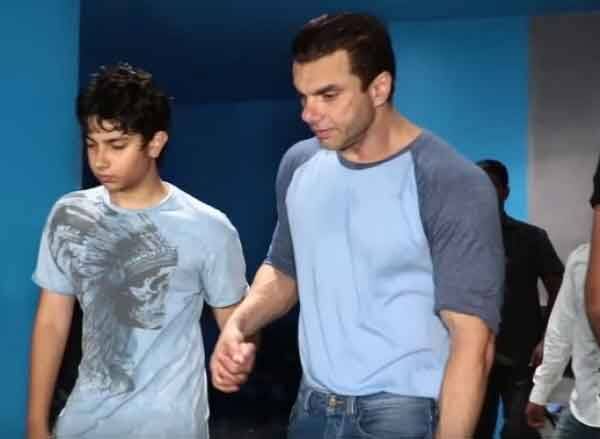 আরবাজ খানের জন্মদিনের পার্টিতে ভিড় জমেছিল সেলেবদের। ছবিতে সোহেল খান হাত ধরে নিয়ে যাচ্ছেন ছেলেকে। 