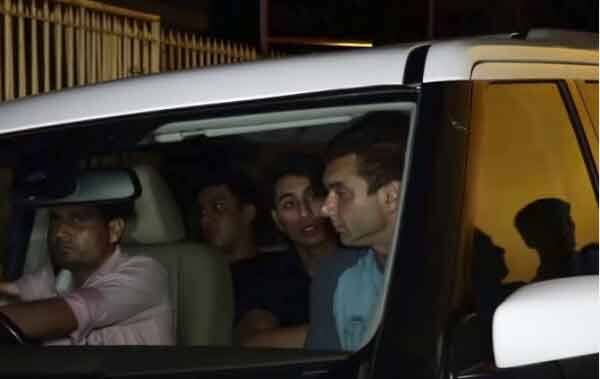পরে অবশ্য ইব্রাহিমকে দেখা যায় সোহেল খান ও তাঁর ছেলের গাড়িতে। (সব ছবি ভাইরালবলিউডের ইউটিউব ভিডিও থেকে)