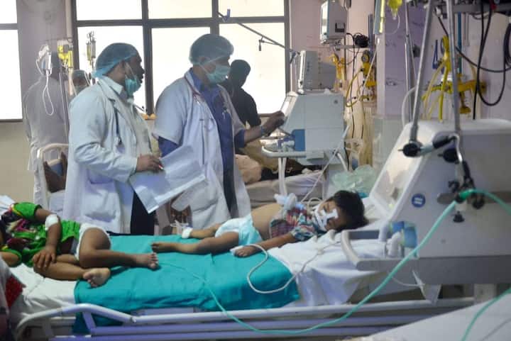 বিরোধীরা এই মর্মান্তিক ঘটনায় যোগী আদিত্যনাথ সরকারের দায়িত্বজ্ঞানহীনতাকেই দায়ী করেছে। যদিও, সেই অভিযোগ খারিজ করে দিয়েছে উত্তরপ্রদেশ প্রশাসন। 