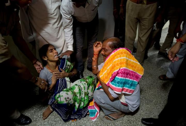 সন্তানের মৃত্যুতে শোকে বিহ্বল তার পরিবার।