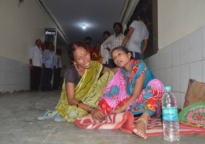 সন্তানের মৃত্যুতে শোকে বিহ্বল তার মা।