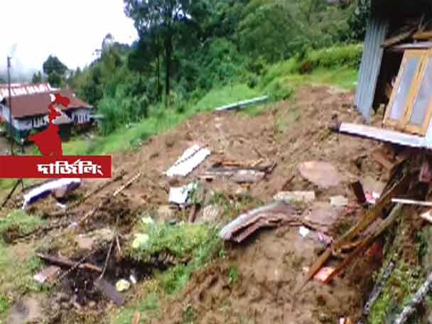 দার্জিলিং- কালিম্পংয়ের রাস্তায় গাড়ি খাদে পড়ে এক মহিলার মৃত্যু, জখম আরও তিন
